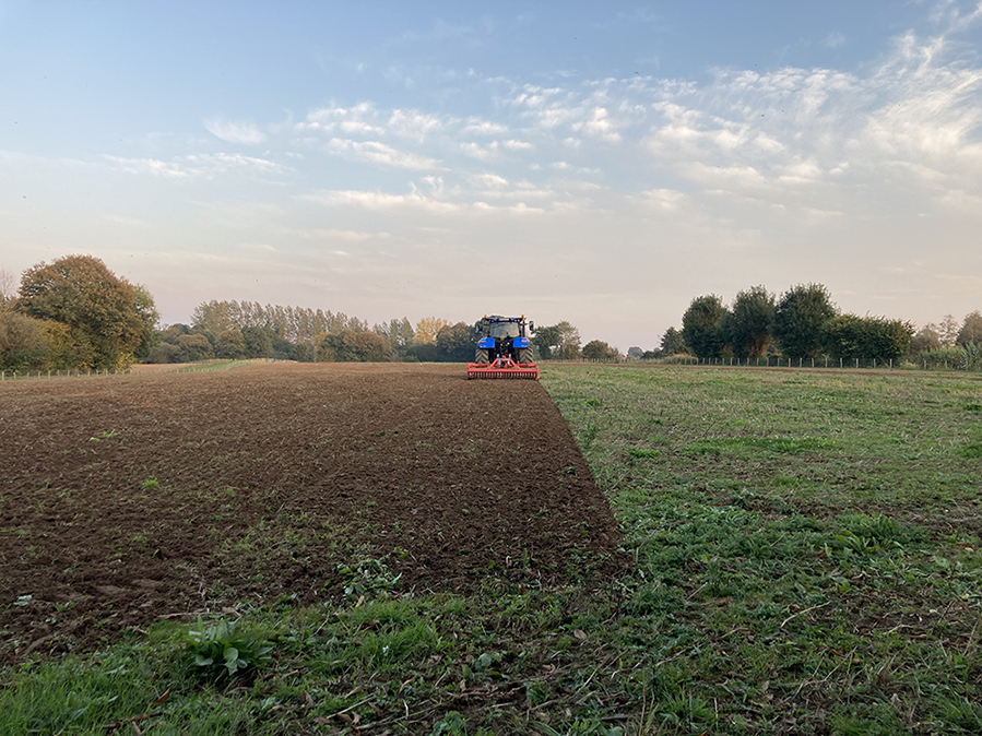 zonedurocher stsenier culture - tracteur terrain en culture